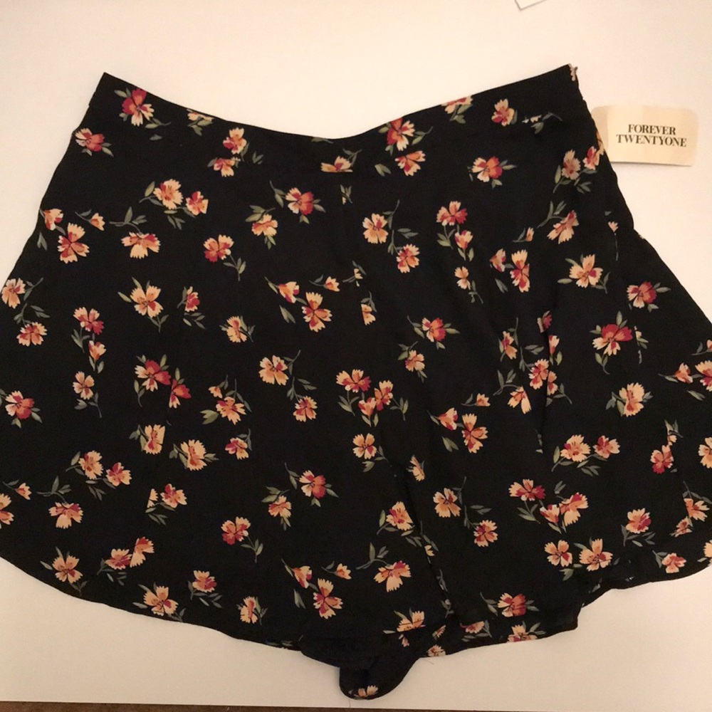 🌼 Floral Short NWT